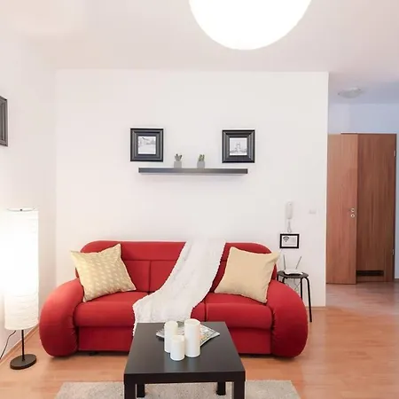 Bright And Homey Ac Near The Center * Budapest