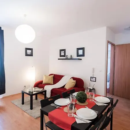 Bright And Homey Ac Near The Center Apartment