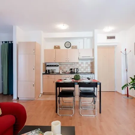 Bright And Homey Ac Near The Center *