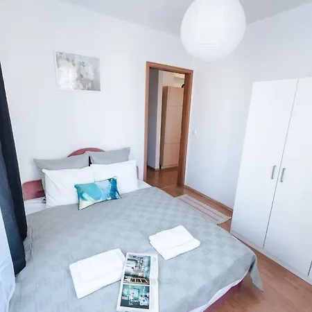 Bright And Homey Ac Near The Center Apartment *