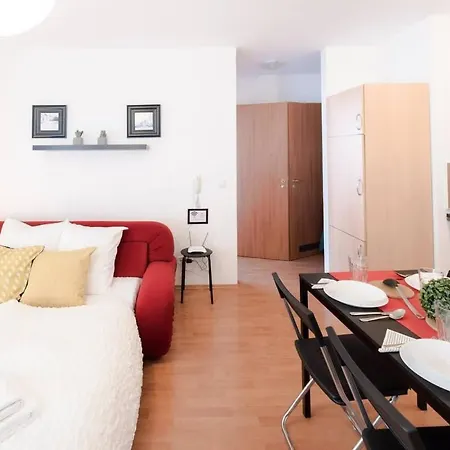 Bright And Homey Ac Near The Center *