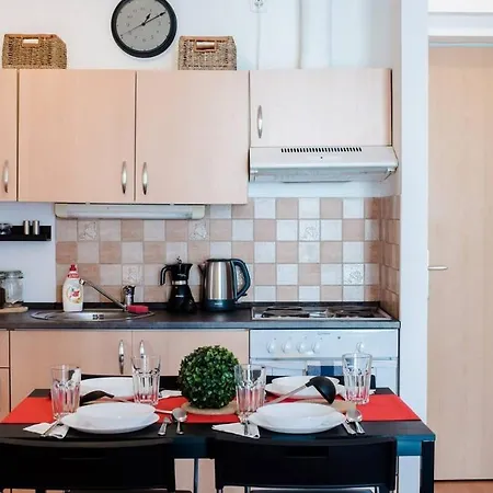 Bright And Homey Ac Near The Center *